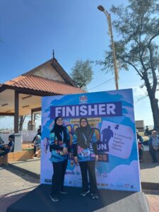 Peserta Memakai Custom Medal Di Kempen Kesedaran Obesiti